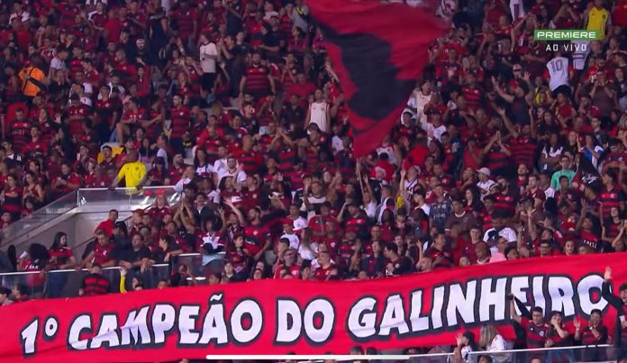 Torcida do Flamengo leva faixa e provoca: 1º campeão do galinheiro
