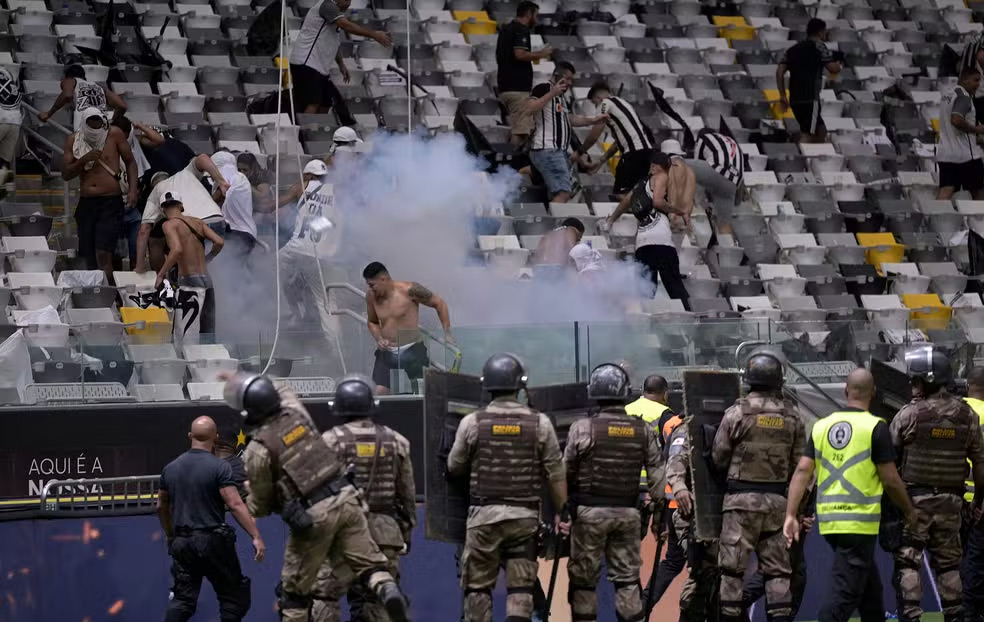 Torcida do Atlético-MG tenta invadir o gramado da Arena MRV
