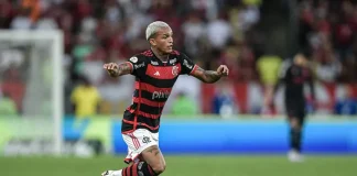 Wesley em campo pelo Flamengo contra o Atlético-MG