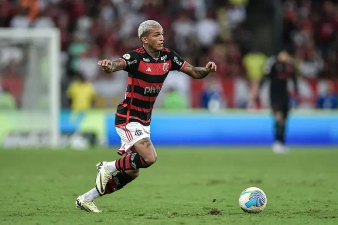 Wesley em campo pelo Flamengo contra o Atlético-MG