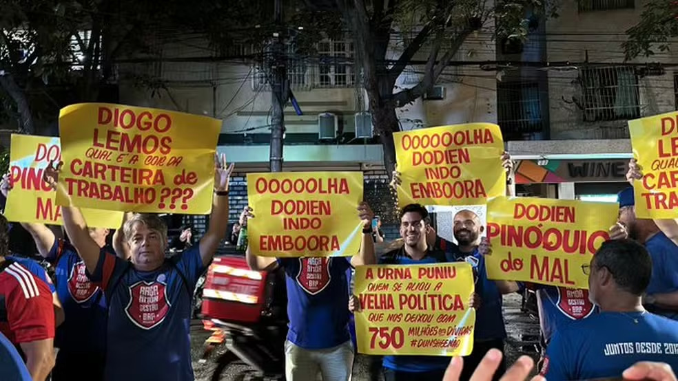 Apoiadores de BAP com cartazes contra a atual diretoria