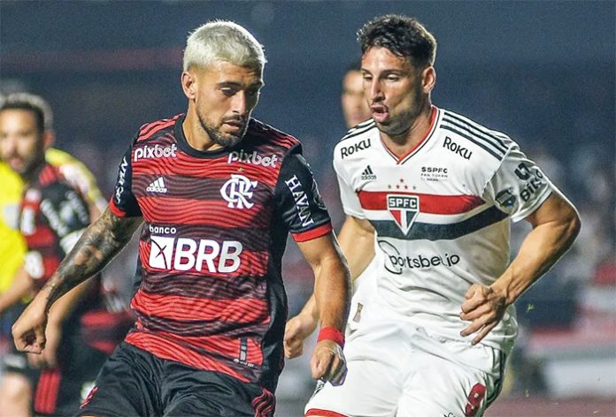 Arrascaeta e Calleri em jogo entre Flamengo x São Paulo em 2022