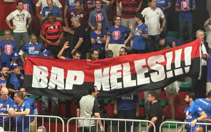 Apoiadores de BAP com a faixa de apoio ao presidente eleito