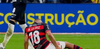 De la Cruz sente a coxa direita no jogo contra o Corinthians