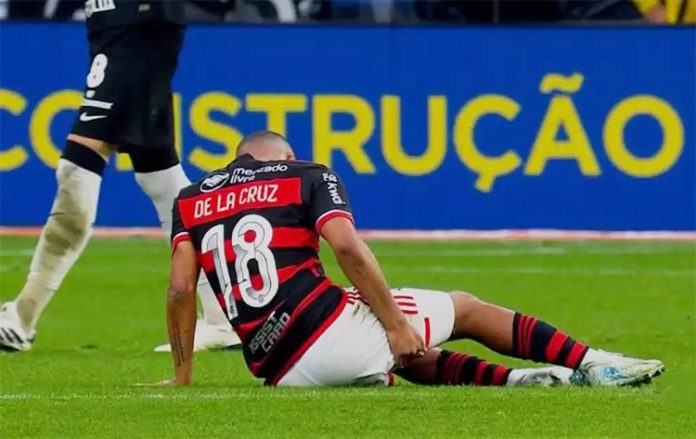 De la Cruz sente a coxa direita no jogo contra o Corinthians