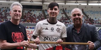 Erick Pulgar recebe homenagem pelos 100 jogos com a camisa do Flamengo