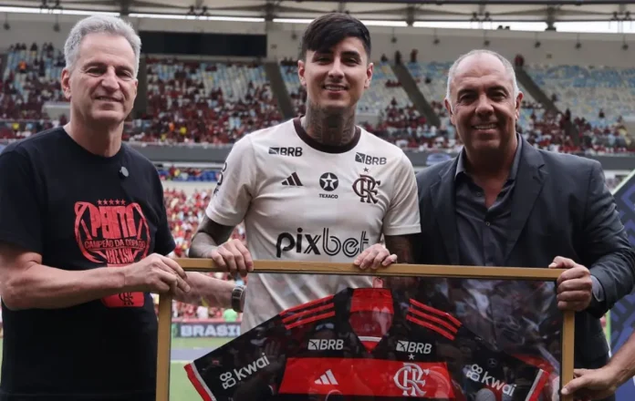 Erick Pulgar recebe homenagem pelos 100 jogos com a camisa do Flamengo