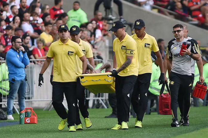 Everton Cebolinha deixa Flamengo x Palmeiras de maca — Foto: Alexandre Durão