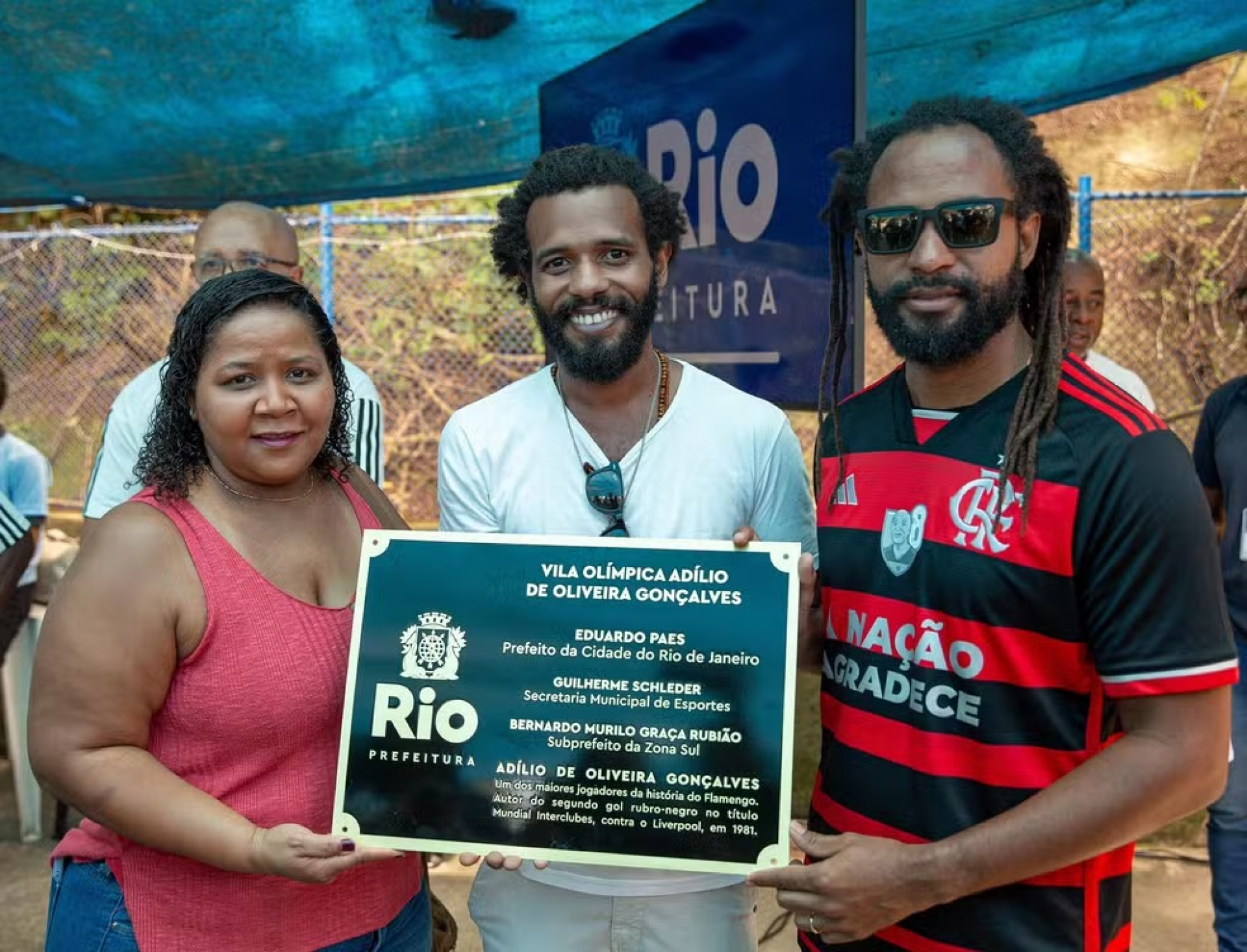 Filhos de Adílio com placa que homenageia o pai na Vila Olímpica do Vidigal