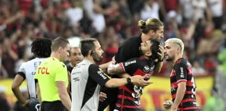 Gabigol abraça o técnico Filipe Luís, em jogo do Flamengo contra o Vitória