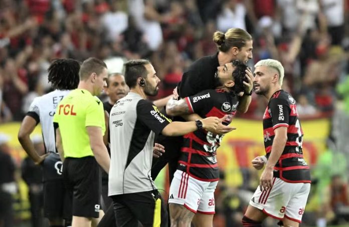 Gabigol abraça o técnico Filipe Luís, em jogo do Flamengo contra o Vitória