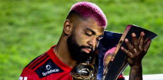 Gabigol com a Taça de Campeão Brasileiro 2020