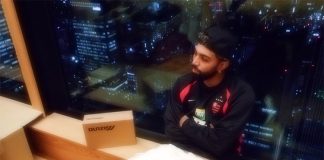 Gabigol posa com camisa do Flamengo em viagem ao Japão