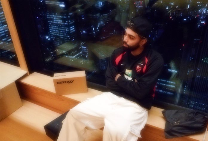 Gabigol posa com camisa do Flamengo em viagem ao Japão