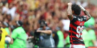 Gabigol comemora o 1º gol do Flamengo contra o Vitória