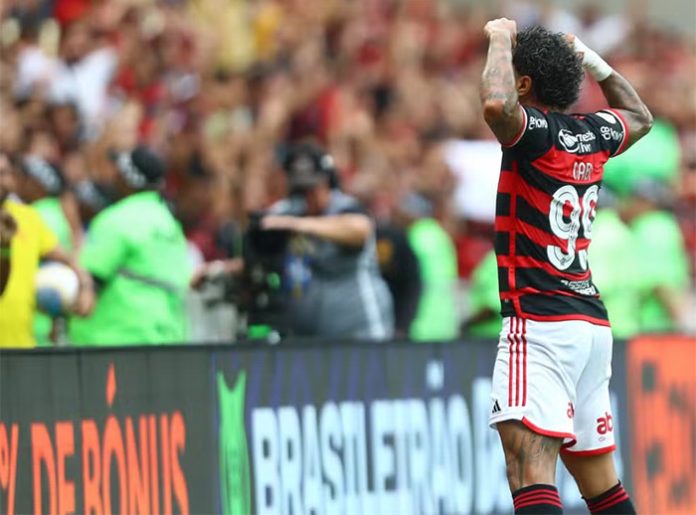 Gabigol comemora o 1º gol do Flamengo contra o Vitória