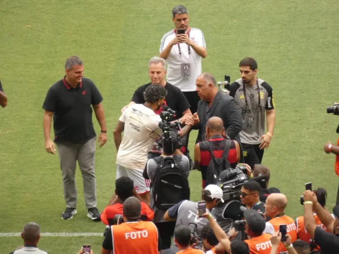 Marcos Braz e Rodolfo Landim com Gabigol em sua despedida