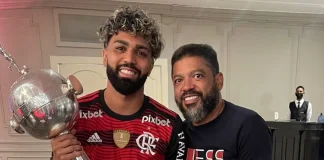 Gabigol e seu pai, Valdemir Silva, com a Copa Libertadores conquista em 2022