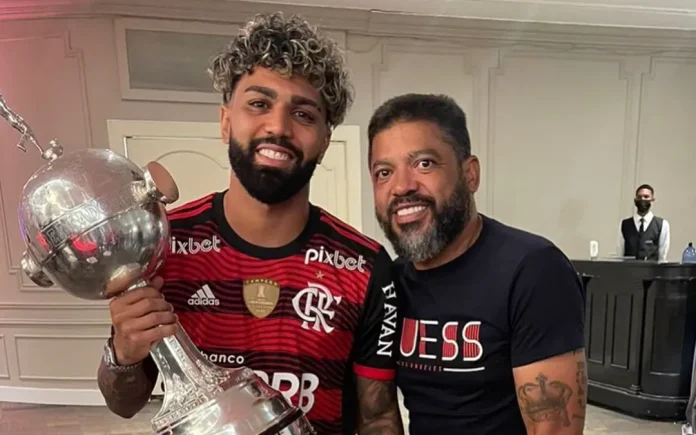Gabigol e seu pai, Valdemir Silva, com a Copa Libertadores conquista em 2022