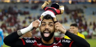 Gabigol com seu boneco no Flamengo
