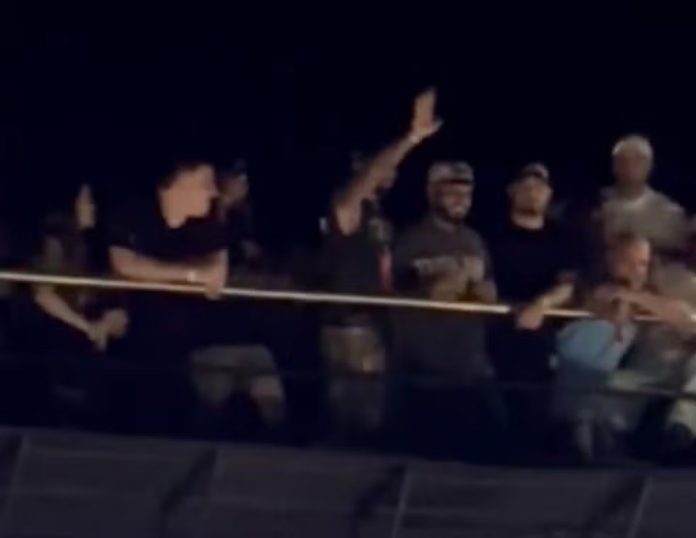 Gabigol marca presença em casa de show na Barra da Tijuca