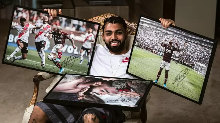 Gabigol com quadros autografados