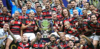 Jogadores posam com a taça de Campeão da Copa do Brasil 2024