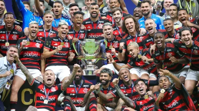 Jogadores posam com a taça de Campeão da Copa do Brasil 2024