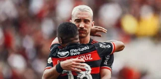 Leo Ortiz abraça De la Cruz, no lance do 1º gol do Flamengo contra o Internacional