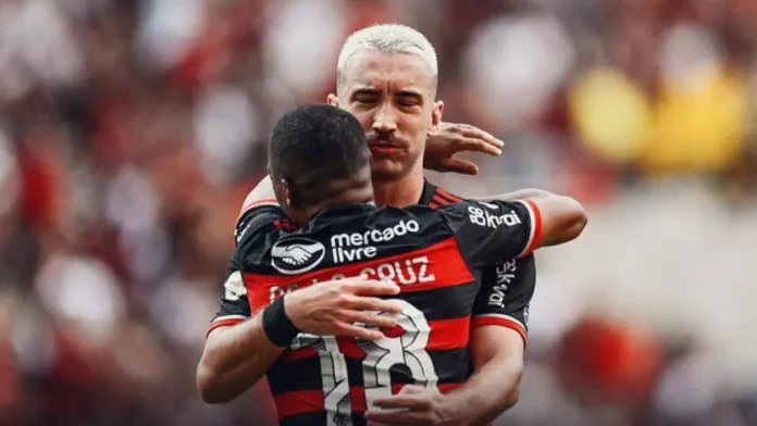 Leo Ortiz abraça De la Cruz, no lance do 1º gol do Flamengo contra o Internacional
