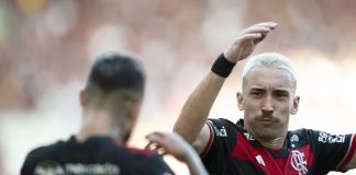 Leo Ortiz comemora gol pelo Flamengo contra o Internacional no Maracanã