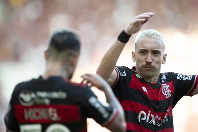 Leo Ortiz comemora gol pelo Flamengo contra o Internacional no Maracanã