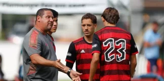 Mario Jorge com garotos da base do Flamengo