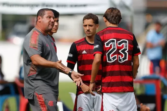 Mario Jorge com garotos da base do Flamengo