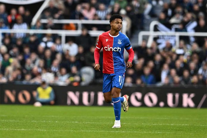 Matheus França em campo pelo Crystal Palace