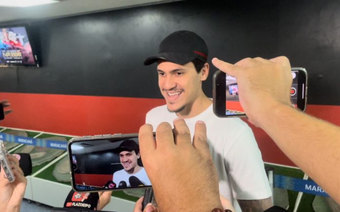 Pedro comparece a despedida de Adriano Imperador no Maracanã. FOTO: Lucas Felbinger / Agência O Dia