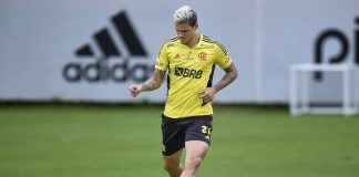 Pedro em treino do Flamengo no Ninho do Urubu