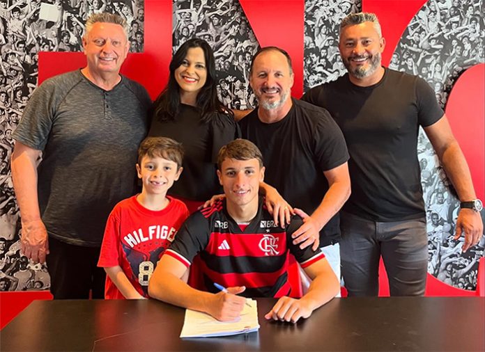 Rafael Couto assina seu primeiro contrato profissional com o Flamengo
