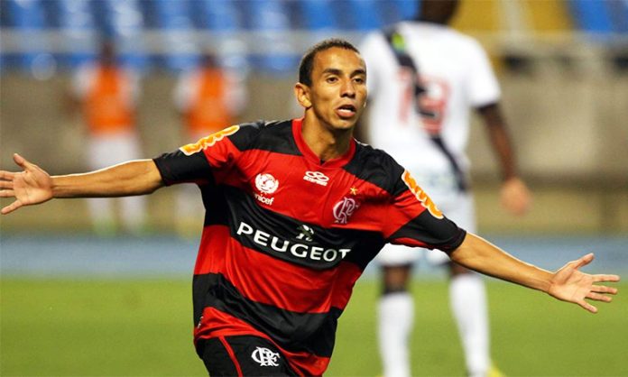 Rafinha marca e comemora gol contra o Vasco em 2012