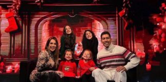Roberto Firmino posa pra foto no Natal com a família e as cores do Flamengo