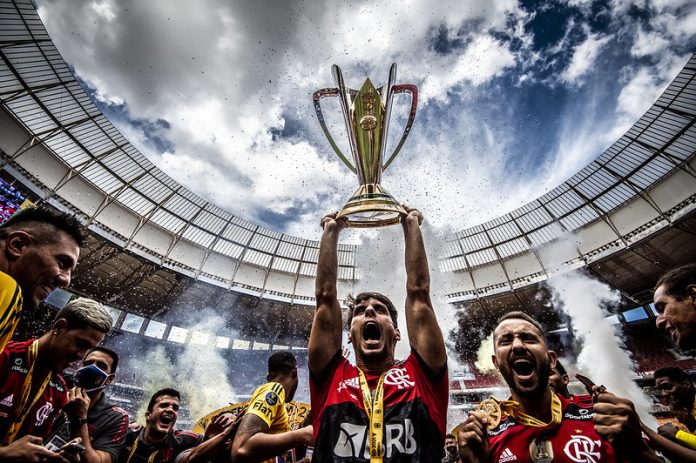 Rodrigo Caio ergue a Supercopa do Brasil em 2021