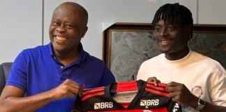 Shola entrega o Manto Sagrado do Flamengo ao Presidente do Remo Stars da Nigéria, Kunle Soname