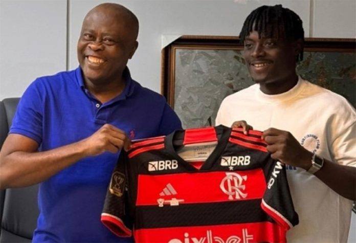 Shola entrega o Manto Sagrado do Flamengo ao Presidente do Remo Stars da Nigéria, Kunle Soname