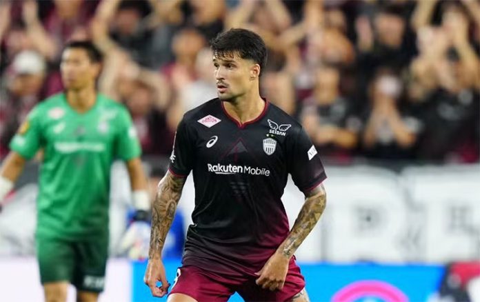 Thuler em campo pelo Vissel Kobe do Japão