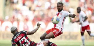 Wesley em campo pelo Flamengo contra o Internacional