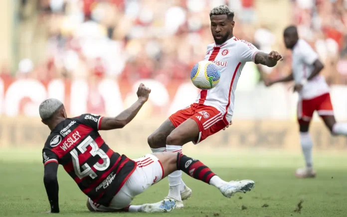 Wesley em campo pelo Flamengo contra o Internacional
