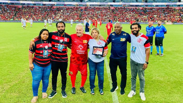 Zico presta homenagem ao saudoso Adílio