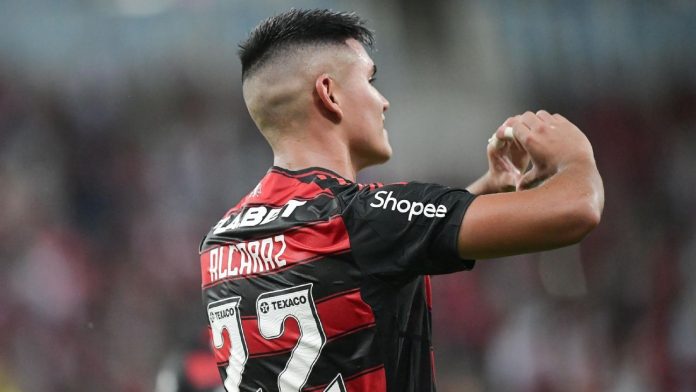 Alcaraz comemora seu gol pelo Flamengo contra o Sampaio Corrêa