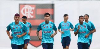 Alcaraz, Pulgar, Plata e demais jogadores em treino do Flamengo no Ninho do Urubu 2025