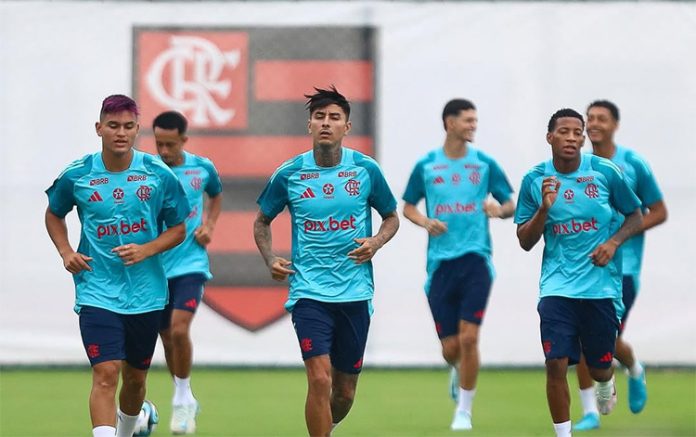 Alcaraz, Pulgar, Plata e demais jogadores em treino do Flamengo no Ninho do Urubu 2025